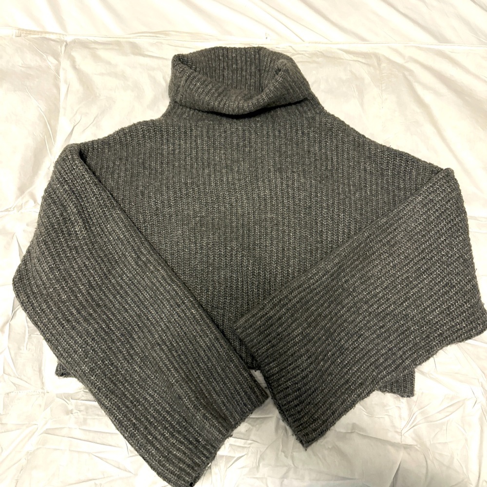 Crop grey sweater